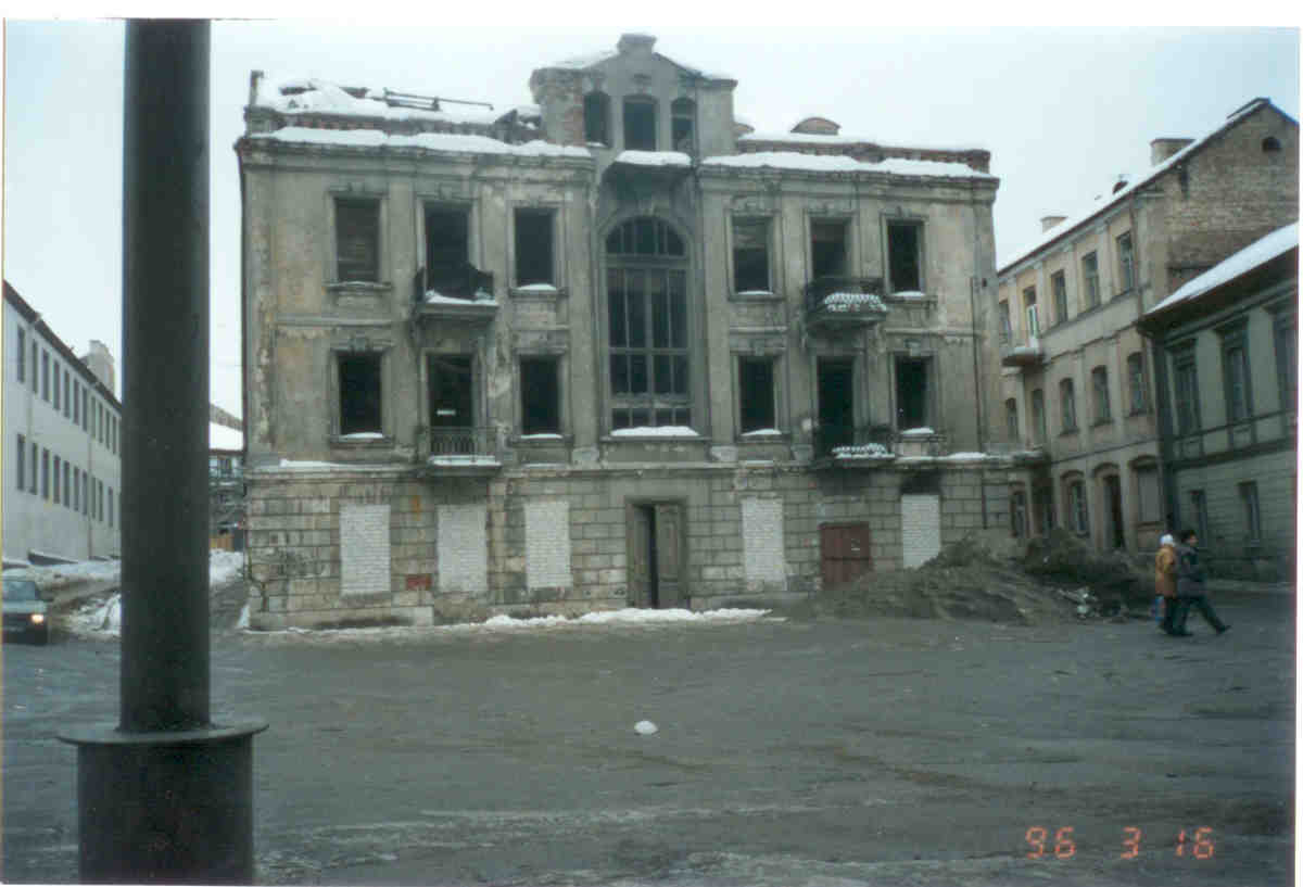 Dešimtąjį dešimtmetį Lietuvos didmiesčių senamiesčiai tebebuvo labai apgriuvę. 1996 m. nuotraukoje esantis pastatas - dabar Artis viešbutis.